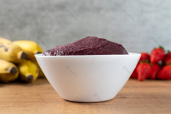 Tigela de Açaí Vista Frontal Sobre Mesa