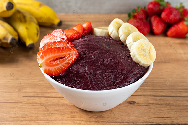 Tigela de Açaí Com Morangos e Bananas Sobre Mesa de Madeira
