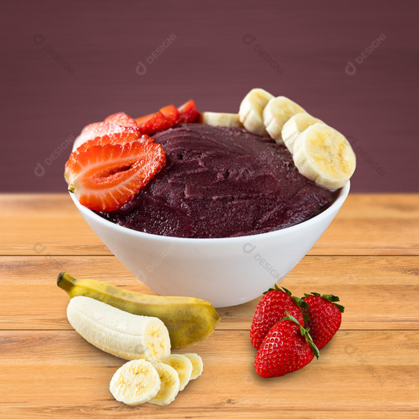 Tigela de Açaí com Bananas e Morangos Fundo Roxo Sobre uma Mesa de Madeira