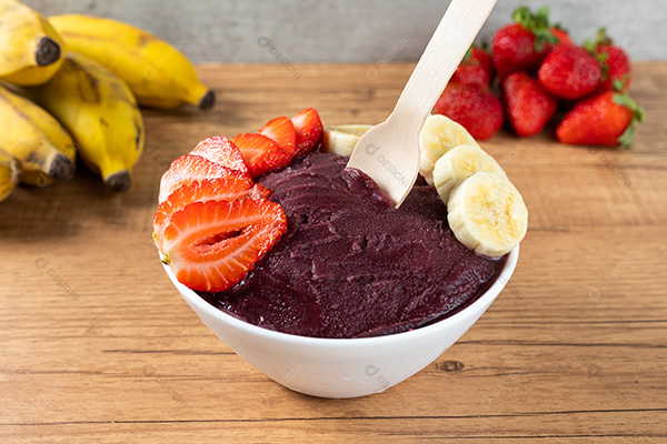 Tigela de Açaí com Bananas e Morangos Sobre uma Mesa de Madeira