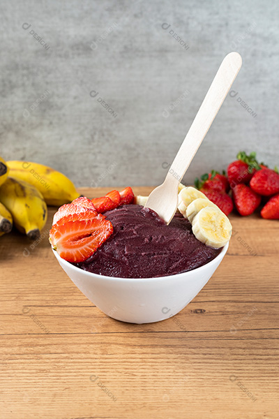 Tigela de Açaí com Bananas e Morangos Sobre uma Mesa de Madeira