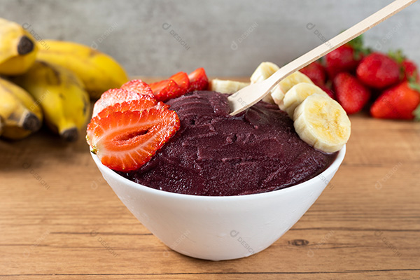 Tigela de Açaí com Bananas e Morangos Sobre uma Mesa de Madeira