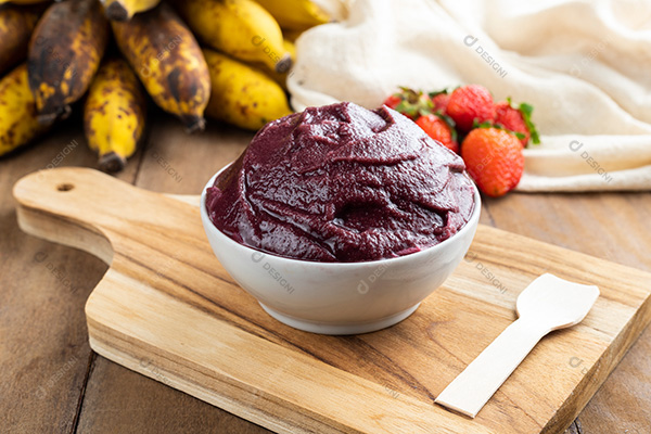 Tigela de Açaí Sobre Tábua de Madeira