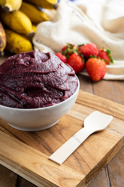 Tigela de Açaí Sobre Tábua de Madeira