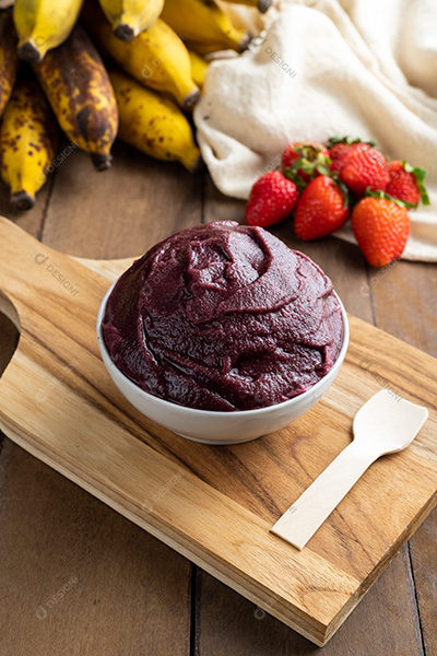 Tigela de Açaí Sobre Tábua de Madeira