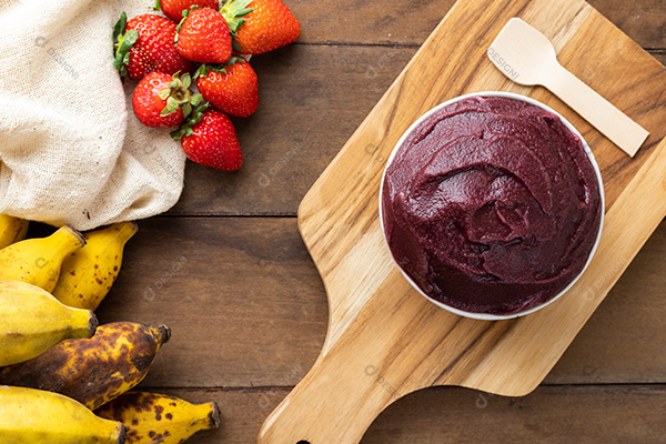 Tigela de Açaí Sobre Tábua de Madeira Visto de Cima