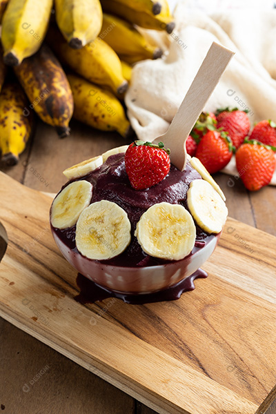 Tigela de Açaí Com Bananas e Um Morango Sobre Tábua de Madeira
