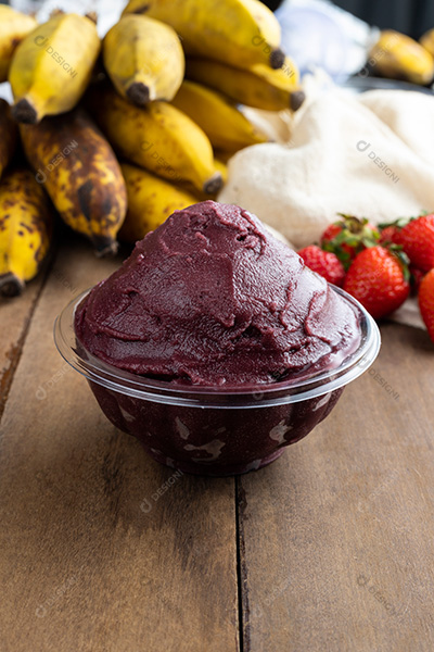 Tigela de Açaí Sobre Mesa de Madeira