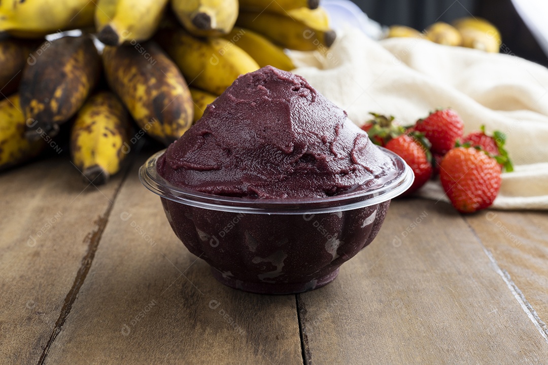 Tigela de Açaí Sobre Mesa de Madeira