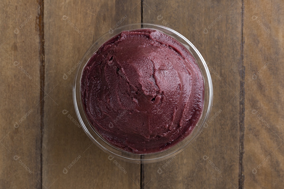 Tigela de Açaí Sobre Mesa de Madeira Vista de Cima