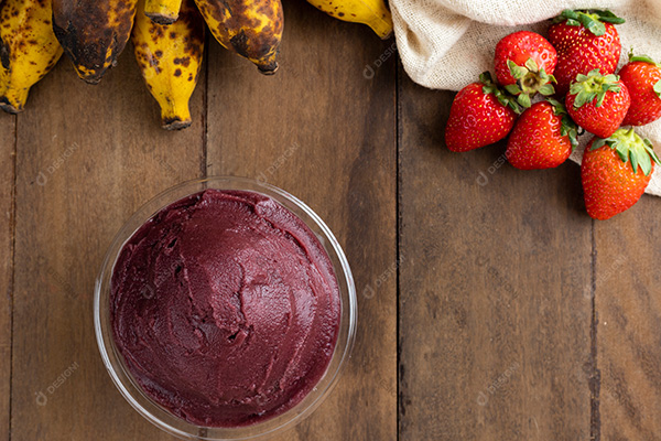 Tigela de Açaí Sobre Mesa de Madeira Vista de Cima