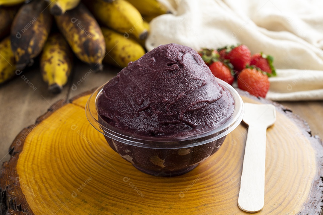 Tigela de Açaí Sobre Tábua de Madeira