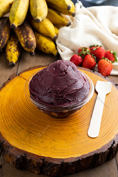 Tigela de Açaí Sobre Tábua de Madeira