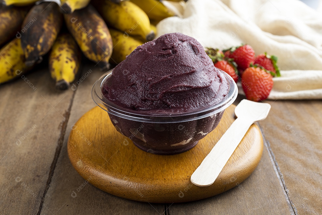 Tigela de Açaí Sobre Pires de Madeira