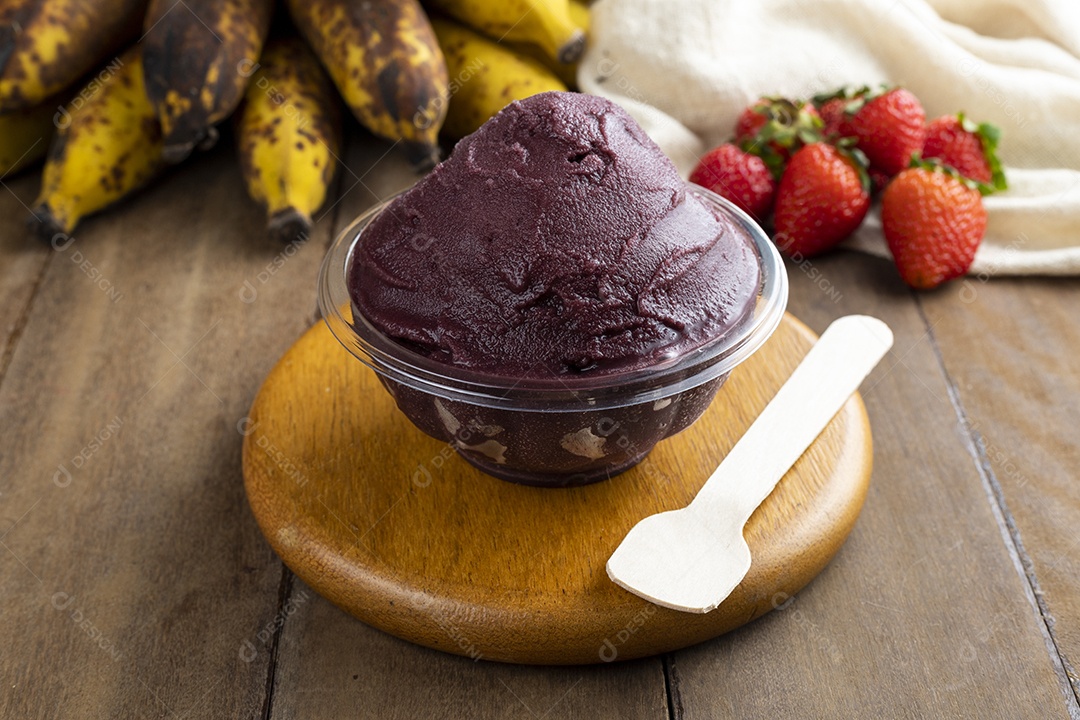 Tigela de Açaí Sobre Pires de Madeira