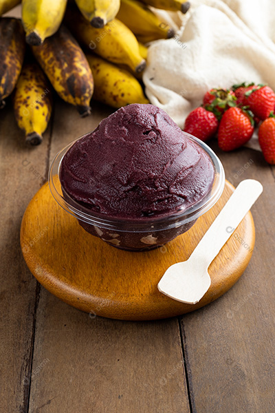 Tigela de Açaí Sobre Pires de Madeira