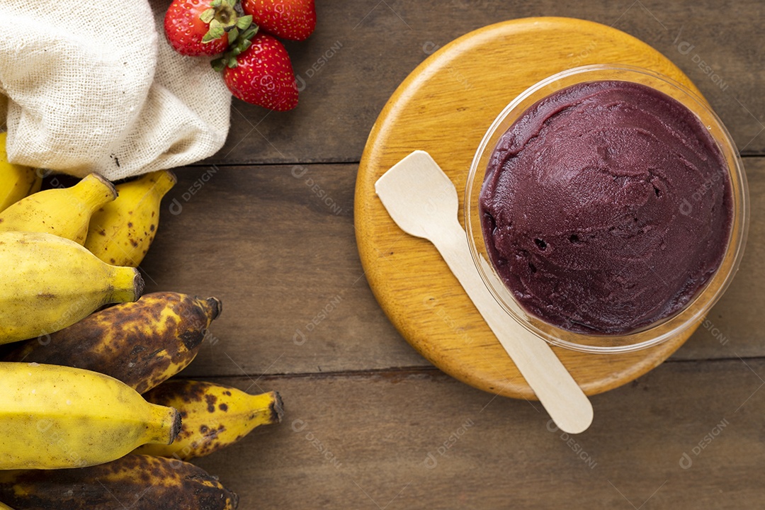 Tigela de Açaí Sobre Pires de Madeira Vista de Cima