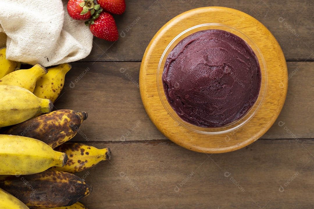 Tigela de Açaí Sobre Pires de Madeira Vista de Cima