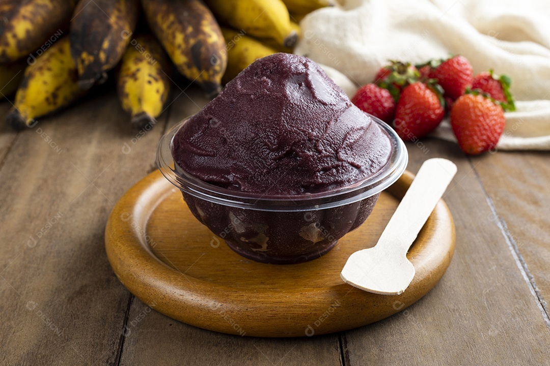 Tigela de Açaí Sobre Pires de Madeira