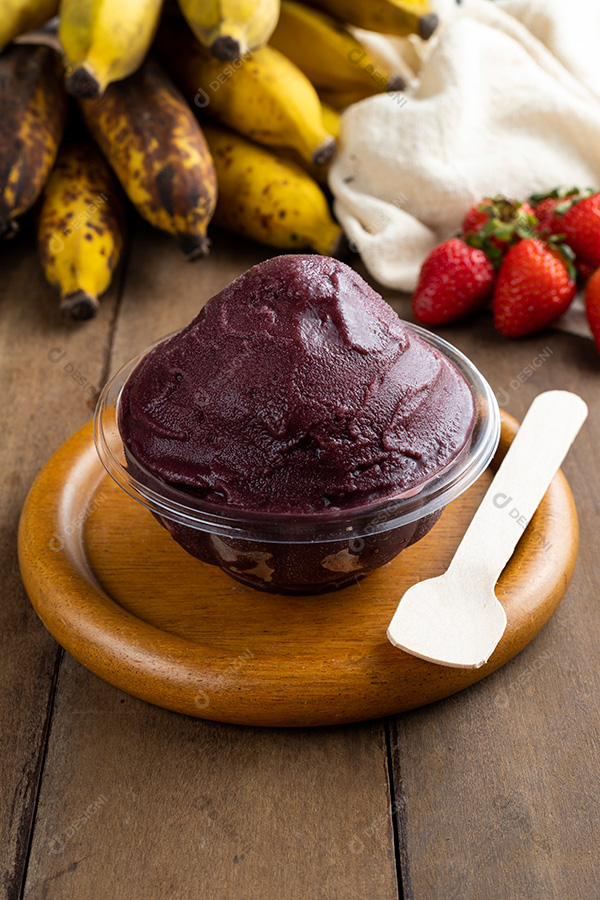 Tigela de Açaí Sobre Pires de Madeira