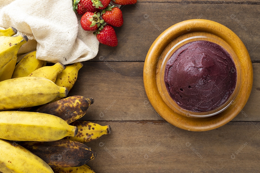 Tigela de Açaí Sobre Mesa de Madeira Vista de Cima