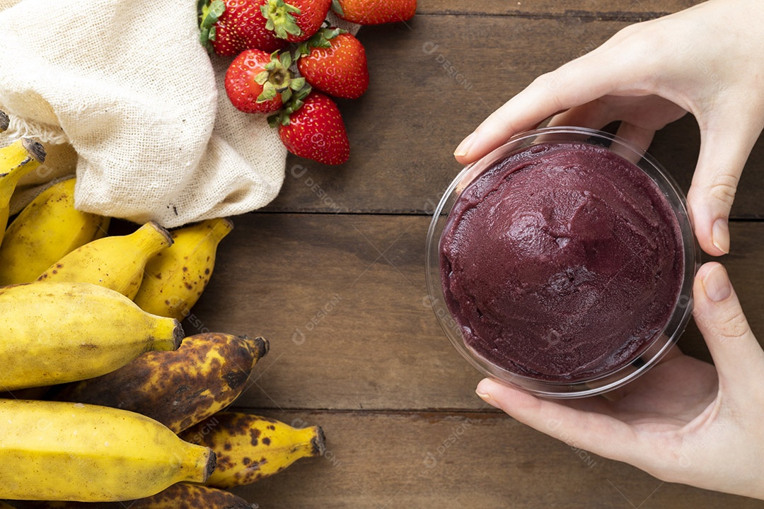 Tigela de Açaí Sobre Pires de Madeira