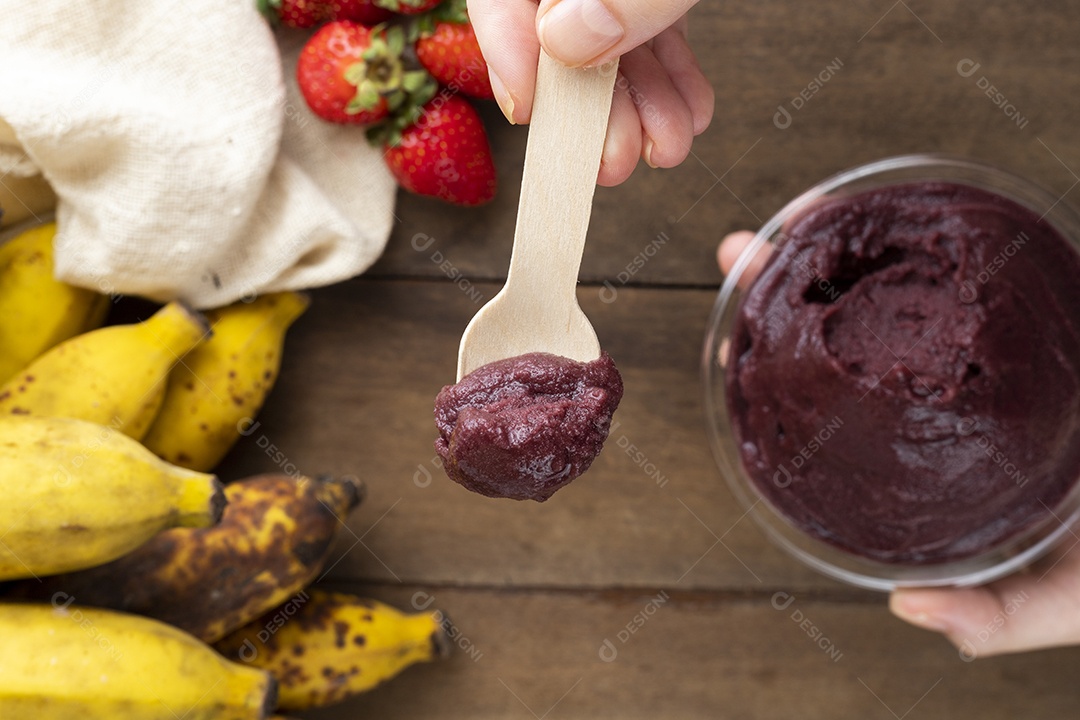 Tigela de Açaí Sobre Mesa de Madeira Vista de Cima