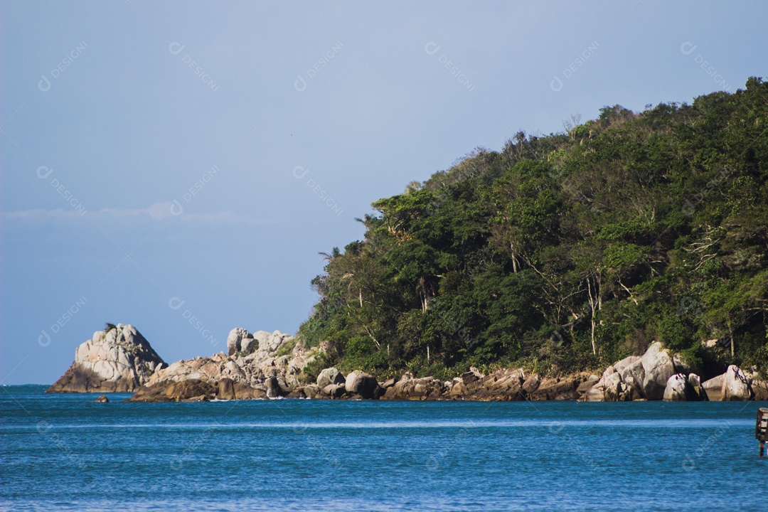 Praia da Costa com Oceano e Céu Azul.