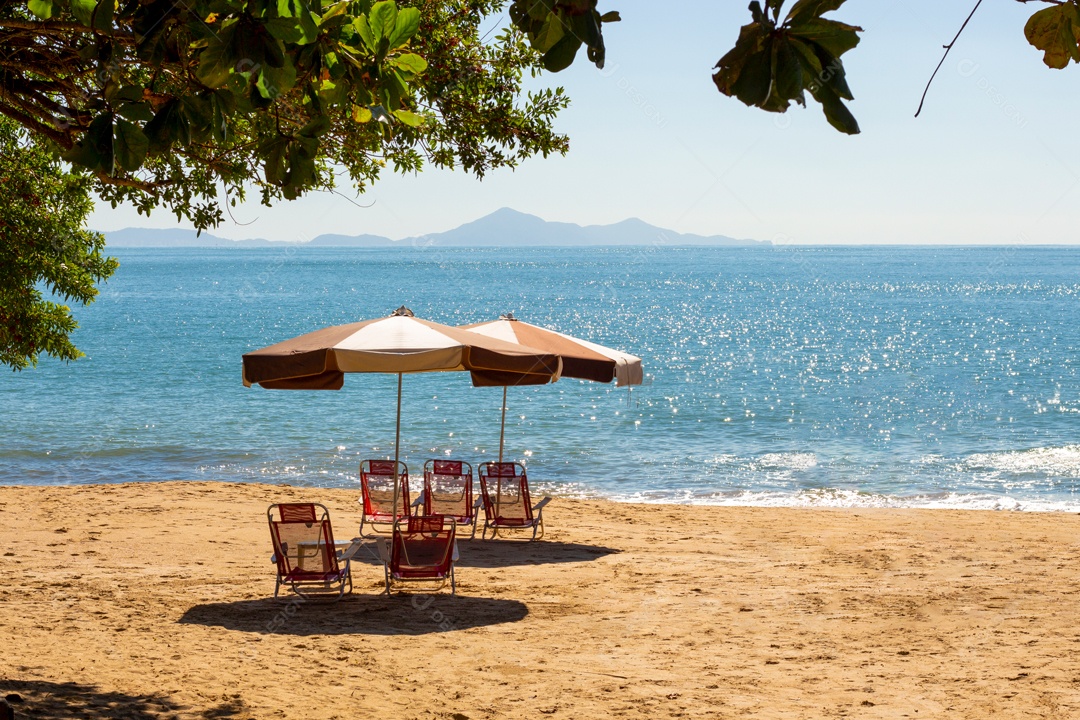 Cadeiras de Praia e Guarda-Chuva na Areia com Bela Vista.
