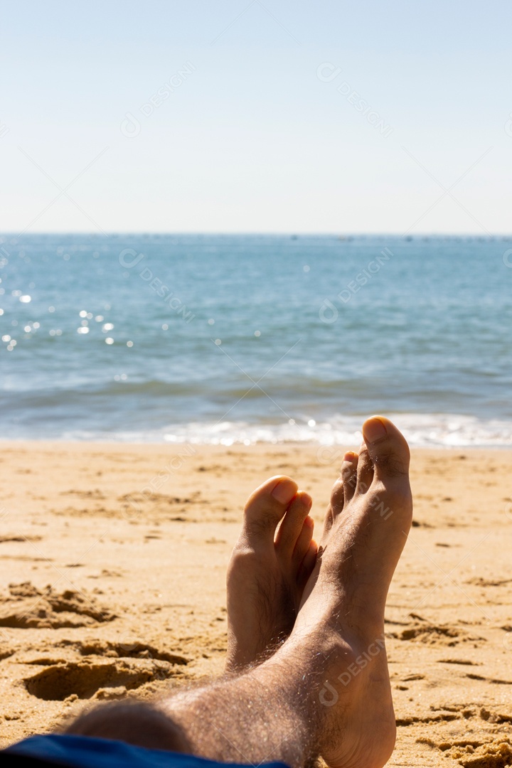 Pés de Homem Relaxando em Praia