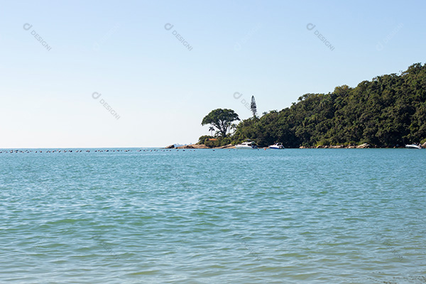 Praia da Costa com Mar e Céu Azul.