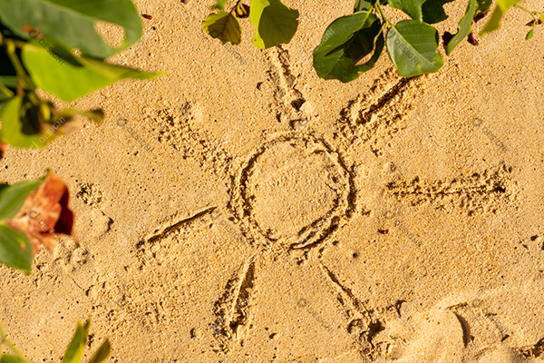 Sol Desenhado Na Areia da Praia