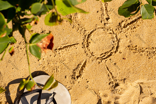 Sol Desenhado Na Areia da Praia