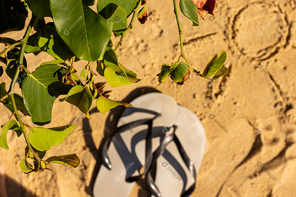 Sol Desenhado Na Areia da Praia com Chinelos