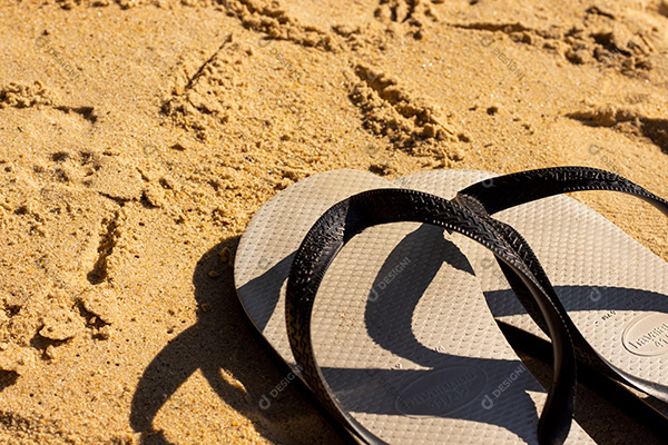 Sol Desenhado Na Areia da Praia com Chinelos