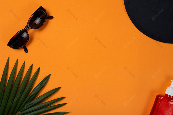 Óculos de Sol e Itens de Praia em Fundo Laranja