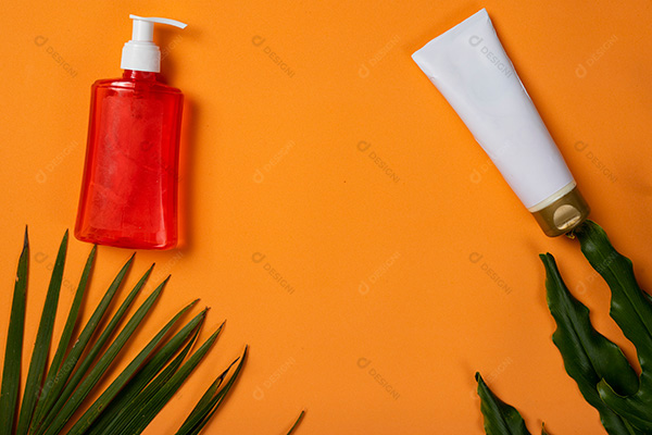 Protetor Solar e Gel de Álcool em Fundo laranja