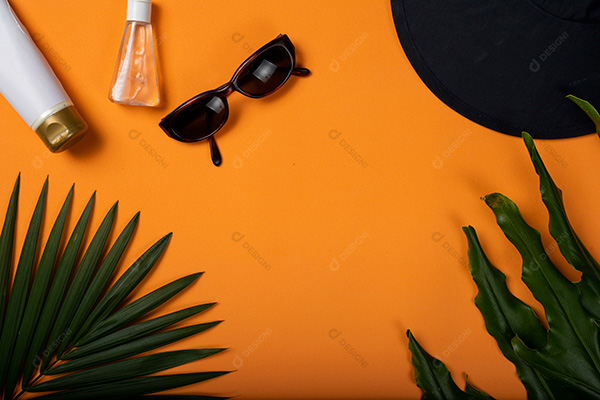 Protetor Solar, Óculos de Sol e Gel de Álcool em Fundo Laranja