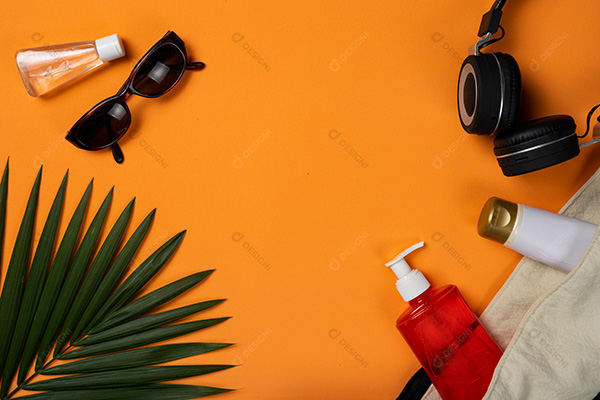 Óculos de Sol e Objetos de Praia em Fundo Laranja