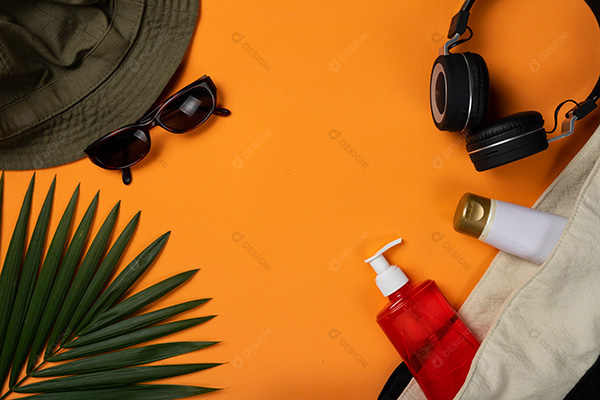 Óculos de Sol e Objetos de Praia em Fundo Laranja