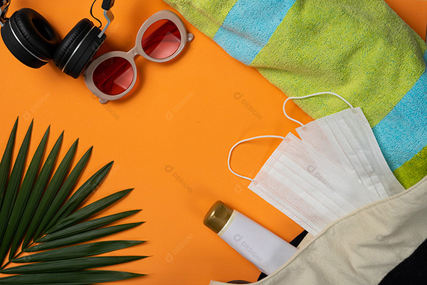 Óculos de Sol e Itens de Praia em Fundo Laranja