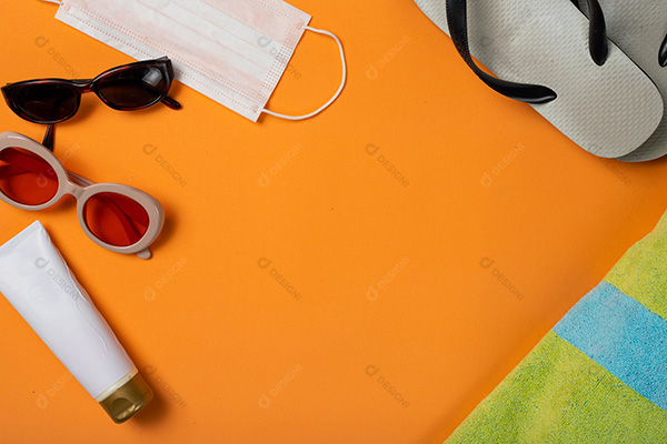 Óculos de Sol e Objetos de Praia em Fundo Laranja