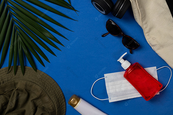 Óculos de Sol e Itens de Praia em Fundo Azul