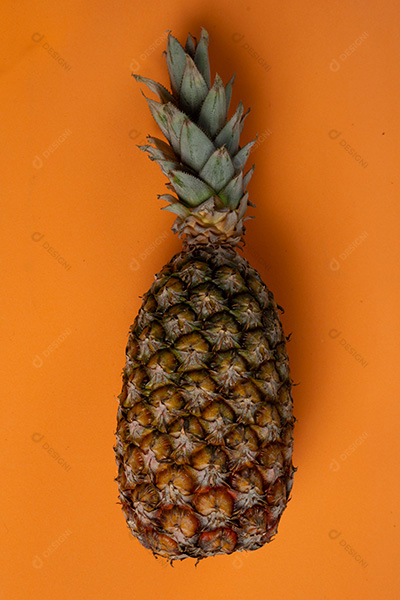 Abacaxi em um Fundo Laranja