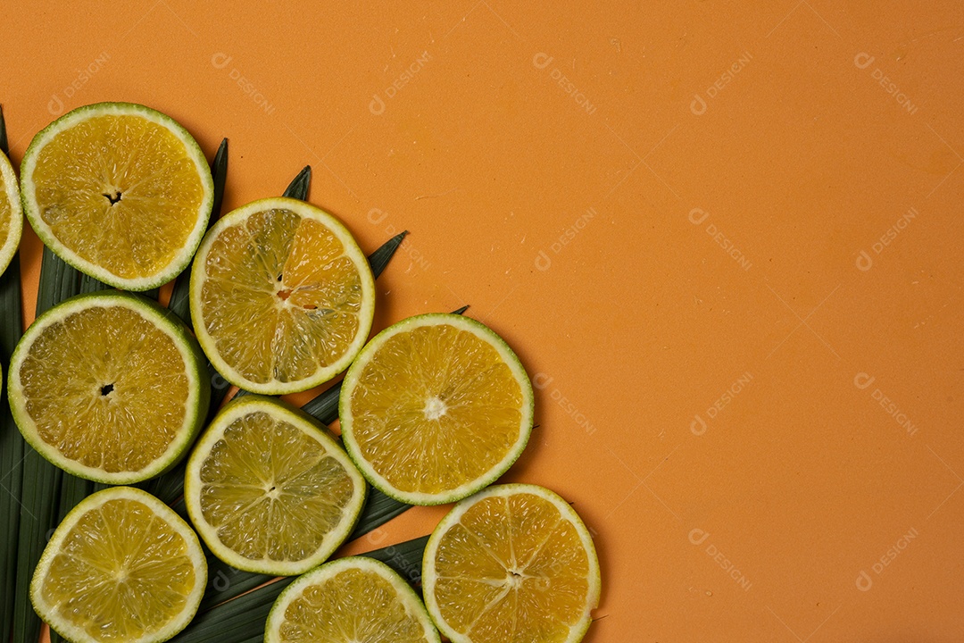 Frutas e Folhas em fundo Laranja