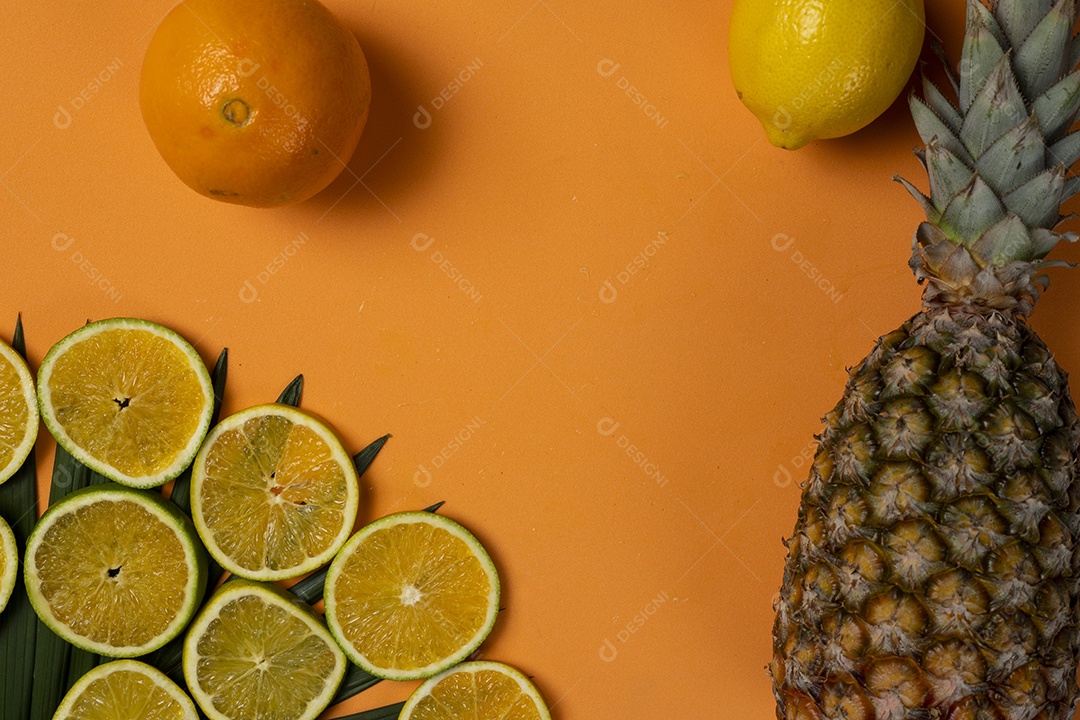 Frutas e Folhas em Fundo de Laranja