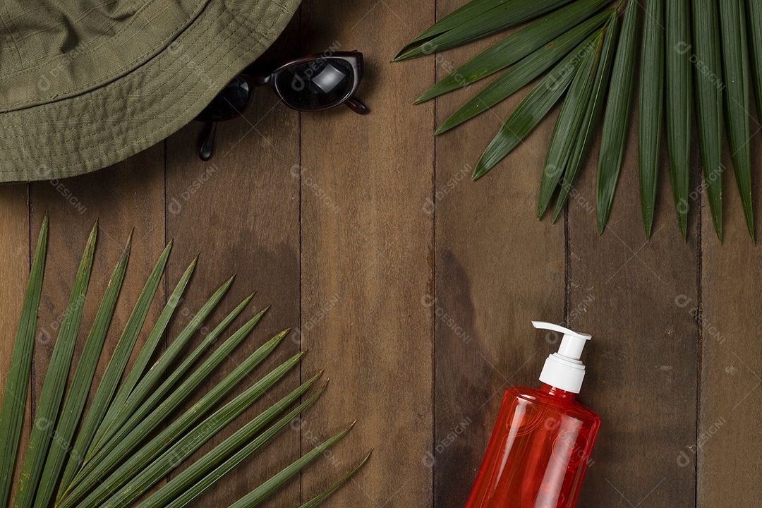 Óculos de Sol, Chapéu e Folhas em Fundo de Madeira