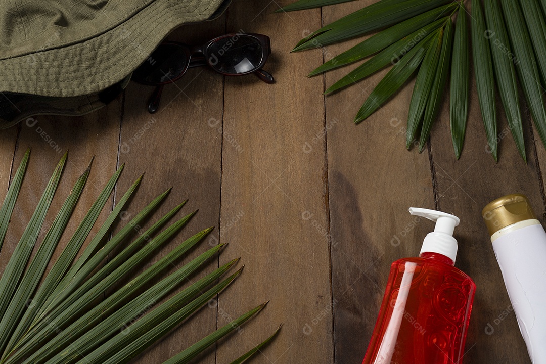 Óculos de Sol, Protetor Solar, Chapéu e Folhas em Fundo de Madeira