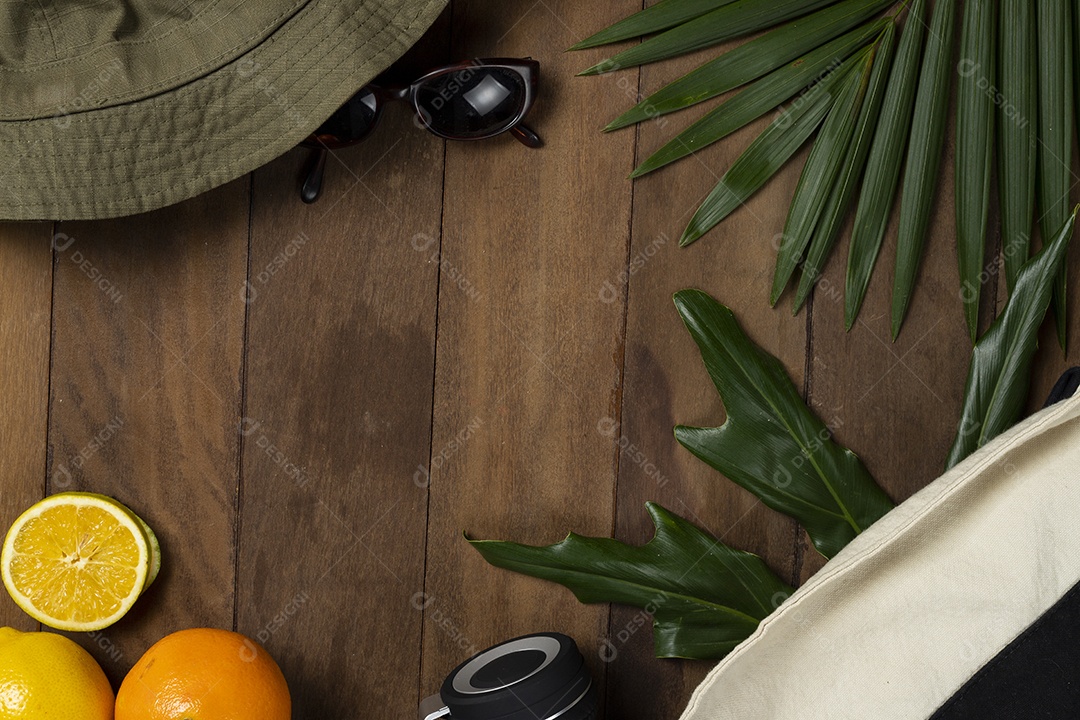 Óculos de Sol, Frutas e Folhas em Fundo de Madeira