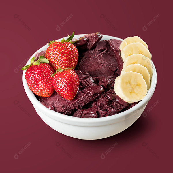 Tigela de Açaí com Bananas e Morangos Fundo Roxo